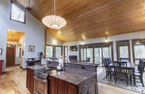 Victor Casa | The Tree House in the heart of the New River Gorge National Park
