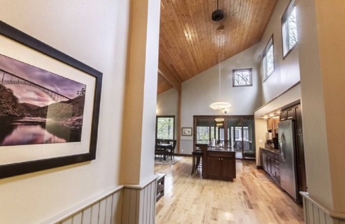 Victor Casa | The Tree House in the heart of the New River Gorge National Park