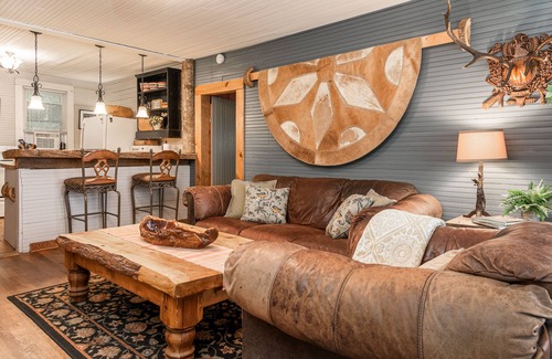 Zirconia Cabaña | The Tree House, Vintage Mountain Retreat