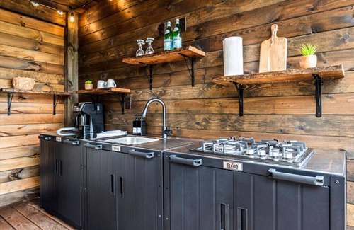 Hayesville Cabina | The Tree Spa, Tiny Cabin w/ Hot Tub in the trees