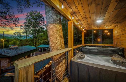 Hayesville Casa | The Tree Spa, Tiny Cabin w Hot Tub in the trees