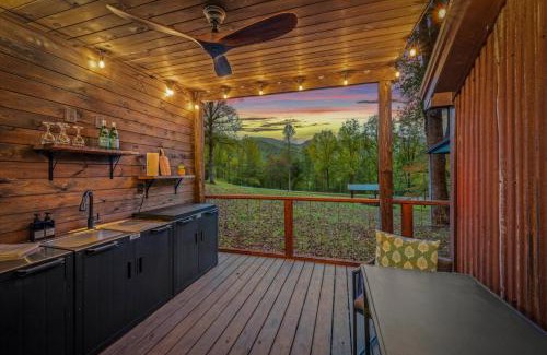 Hayesville Casa | The Tree Spa, Tiny Cabin w Hot Tub in the trees