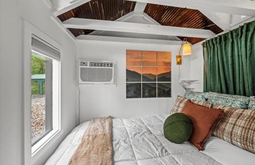 Hayesville Casa | The Tree Spa, Tiny Cabin w Hot Tub in the trees