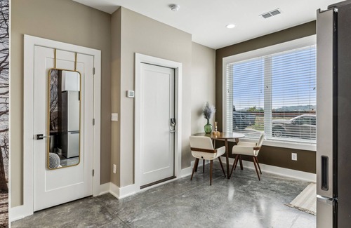 Whitebridge Apartamento | The Treehouse- Stylish West Nashville Studio Condo, Best Rates in Music City!