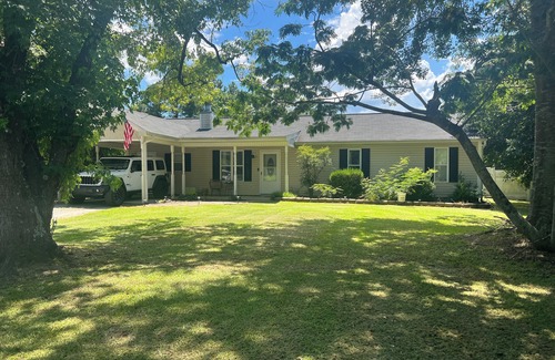 Westgate Casa | The Tucked Inn - Spacious 3BR Home with Huge Backyard Near Lejeune & Beaches