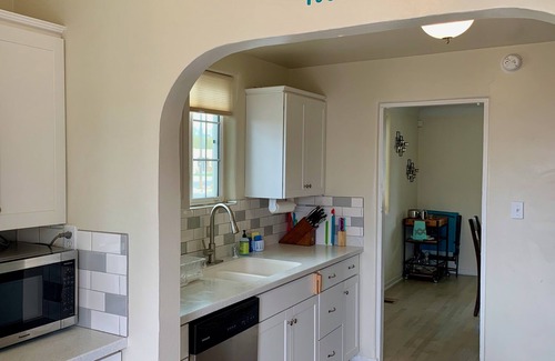 Nob Hill Casa | The Turquoise Cat Nob Hill 3 bedrooms 2 bathrooms garage private yard Fast WiFi