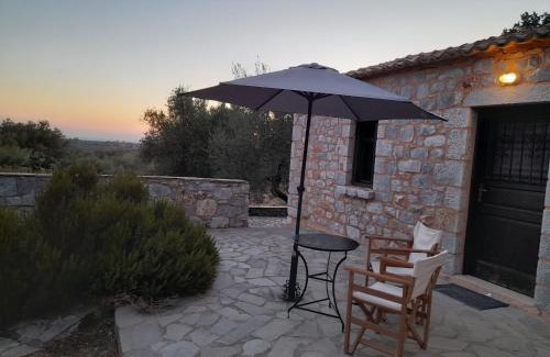Omales Apartamento | The Two Carob Trees, Traditional Stonehouse, Nikandri, Pirgos Diros