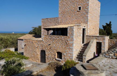 Omales Apartamento | The Two Carob Trees, Traditional Stonehouse, Nikandri, Pirgos Diros