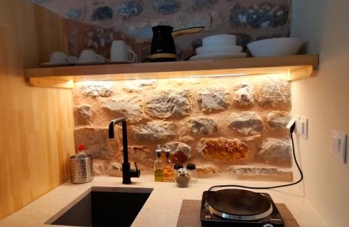 Omales Apartamento | The Two Carob Trees, Traditional Stonehouse, Nikandri, Pirgos Diros
