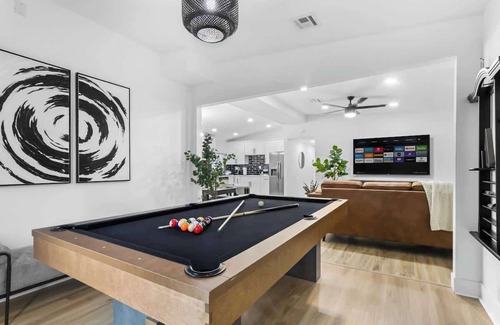 North Las Vegas Casa | The Ultimate 8BR Retreat in NLV w/ Pool Table Fun!