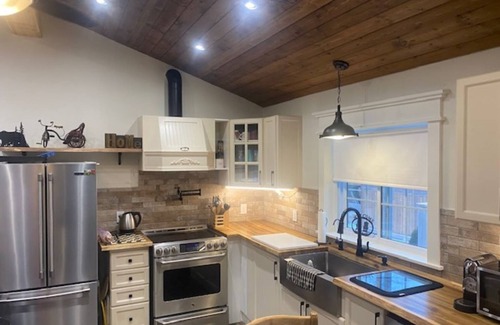 South Bruce Peninsula Cabaña | The Ultimate Escape: Hot Tub, Workout Room & Spacious Outdoors