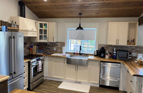 South Bruce Peninsula Cabaña | The Ultimate Escape: Hot Tub, Workout Room & Spacious Outdoors