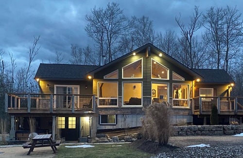 South Bruce Peninsula Cabaña | The Ultimate Escape: Hot Tub, Workout Room & Spacious Outdoors