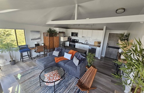 Adams Hill Casa | The Ultimate Pairing: Unmatched Comfort & Breathtaking City Views!