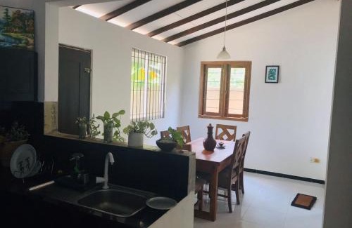Kotugoda Cama Y Desayuno | The Universal Transit Villa