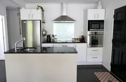 Herne Bay Casa | The Urban Haven - A serene city retreat, a lovely garden, close to trendy cafes.
