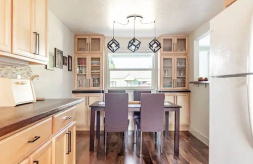 Thurston Casa | The Urban Sanctuary | Sleeps 8 | W/ Spacious Yard