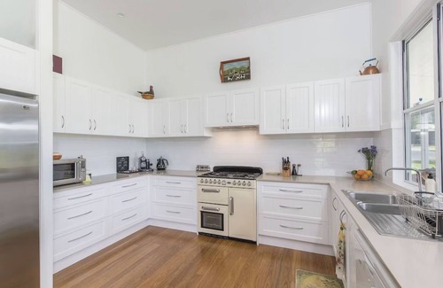 Middle Pocket Otro | THE VALE, Luxury Farm Homestead & Animal Sanctuary Hot Tub, Fire Pit, Wood Oven