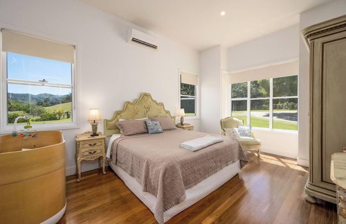 Middle Pocket Otro | THE VALE, Luxury Farm Homestead & Animal Sanctuary Hot Tub, Fire Pit, Wood Oven