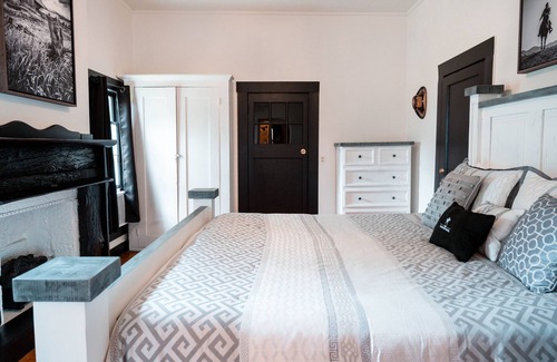 Bandera Otro | The Vaquero Motel Farmhouse Suite with the best location in town