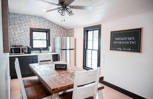 Bandera Otro | The Vaquero Motel Farmhouse Suite with the best location in town