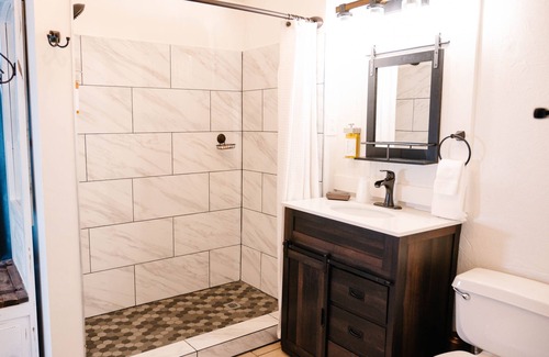 Bandera Otro | The Vaquero Motel Farmhouse Suite with the best location in town