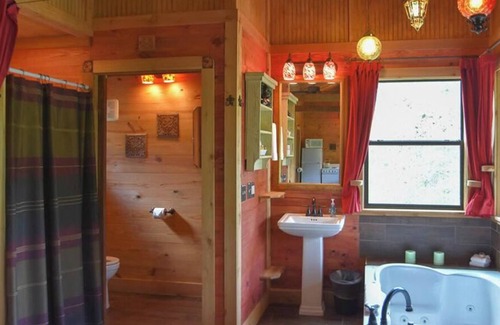 Brenham Cabina | The Veranda is a Secluded Romantic Cabin at Scenic Hill Retreat with Whirlpool Tub