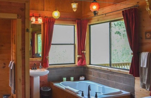 Brenham Cabina | The Veranda is a Secluded Romantic Cabin at Scenic Hill Retreat with Whirlpool Tub