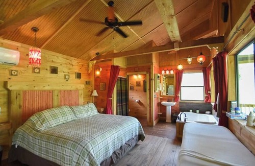 Brenham Cabina | The Veranda is a Secluded Romantic Cabin at Scenic Hill Retreat with Whirlpool Tub