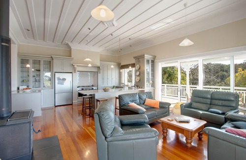 Bluff Hill Casa | The Verandah - Napier Holiday Home