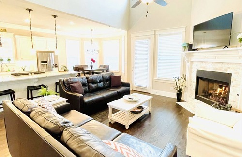 McKinney Casa | The Victorian-2 Min Walk to Historic Downtown McKinney + Game Room