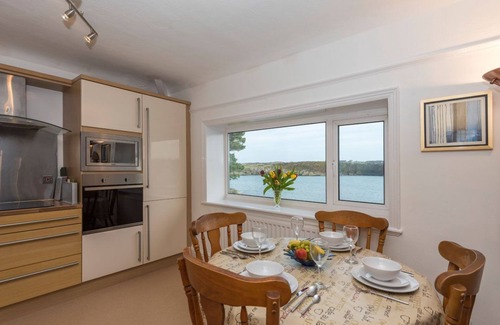 Cemaes Bay Apartamento | The View @ The Moorings - an apartment that sleeps 5 guests in 2 bedrooms