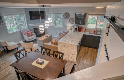 Harvie Heights Casa | B218-HotTub/KingBed/AC/Free Parking/View/2BR/Sleep6