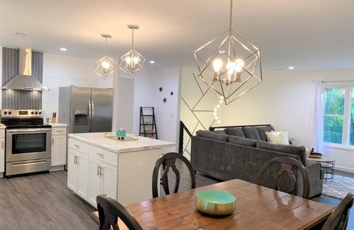 Cookeville Casa | The Villa- by Downtown, I-40 & Lake. Wooded view