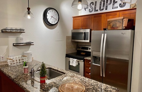 Olympic Valley Condominio | The Village at Palisades Tahoe Bldg 1 - Chic Condo with Prime View