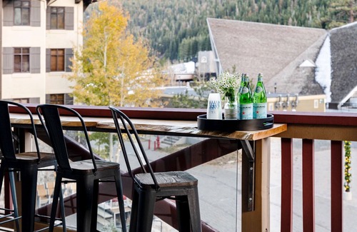 Olympic Valley Condominio | The Village at Palisades Tahoe Bldg 1 - Chic Condo with Prime View