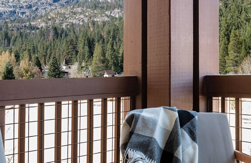 Olympic Valley Condominio | The Village at Palisades Tahoe, Bldg 4 - Mountain Modern