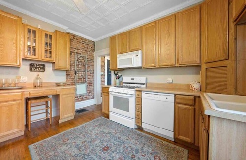Downtown Columbus Casa | The Village Townhouse - 3 Bedrooms w/ extra beds
