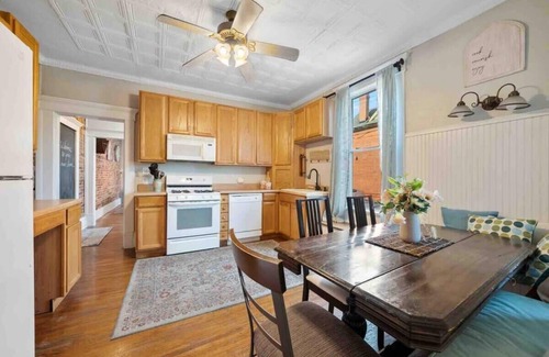 Downtown Columbus Casa | The Village Townhouse - 3 Bedrooms w/ extra beds