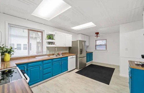 Des Moines Casa | The Vintage Haven. A cozy home 5 mins from Downtown Des Moines. Pet-Friendly