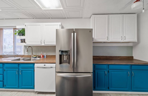 Des Moines Casa | The Vintage Haven. A cozy home 5 mins from Downtown Des Moines. Pet-Friendly