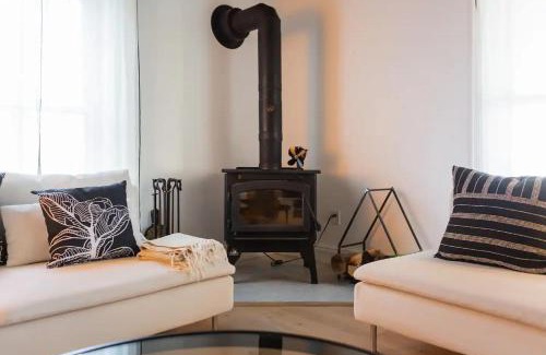 Ameliasburgh Casa | The Vue - Nestled by Roblin's Lake with a Hot Tub