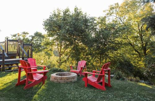 Ameliasburgh Casa | The Vue - Nestled by Roblin's Lake with a Hot Tub