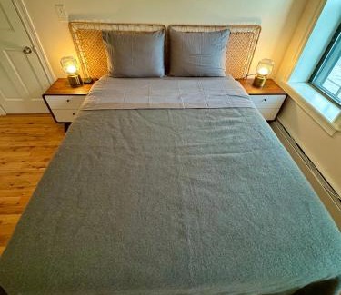 Queens Casa | The Waltham Private Room & bathroom John F Kennedy JFK LGA Airport Manhattan Penn Station bullet-train 15 min
