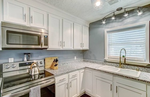 Murray Hill Casa | The Water Oak Bungalow quaint and cozy Murray Hill Riverside Home close downtown