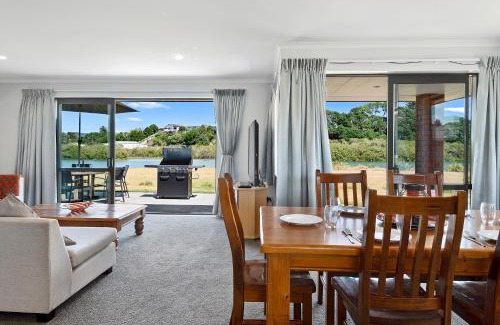 Ruakaka Casa | The Waterfront Ruakaka - Ruakaka Holiday Home