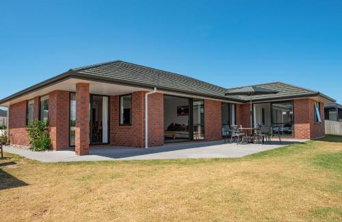 Ruakaka Casa | The Waterfront Ruakaka - Ruakaka Holiday Home