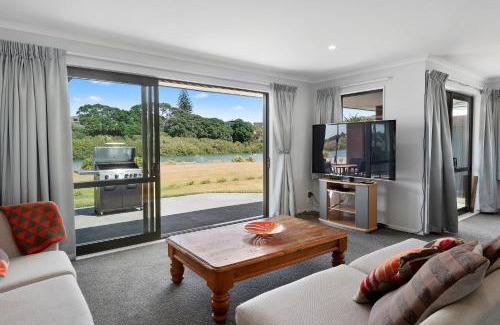 Ruakaka Casa | The Waterfront Ruakaka - Ruakaka Holiday Home