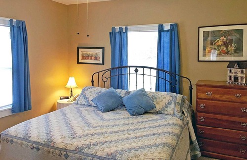 Flat Rock Cabaña | The Waterlily Cottage-2 Bedrooms /2 bathroom cottage -located in Flat Rock,NC-