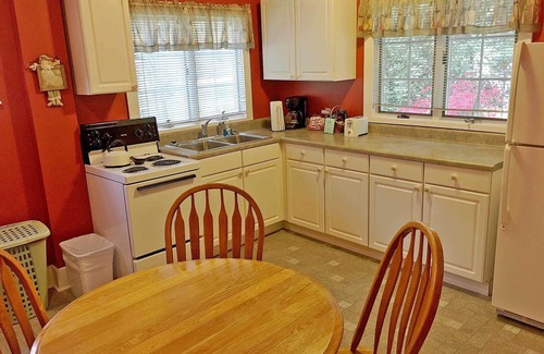 Flat Rock Cabaña | The Waterlily Cottage-2 Bedrooms /2 bathroom cottage -located in Flat Rock,NC-